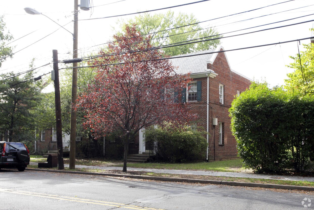 Foto del edificio - 4500-4504 Macarthur Blvd NW