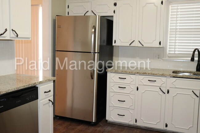 Building Photo - 607 NW Kay Dr