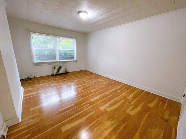 Building Photo - 5543 Beacon St