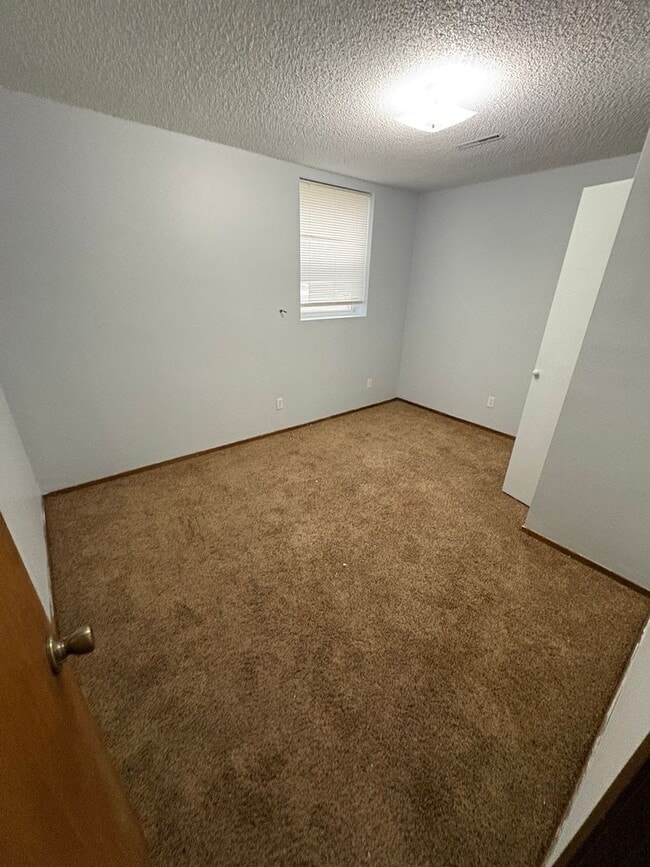 Building Photo - 2 bedroom 2 bathroom split level duplex