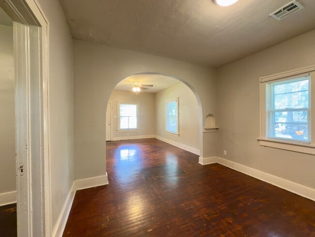 Building Photo - 2 Bedroom 1 Bathroom Bungalow