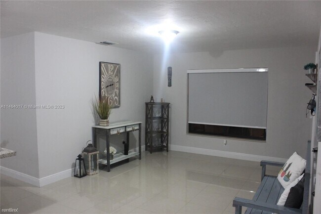 Foto del edificio - 3 br, 1.5 bath House - 1015 SW 82nd Ave