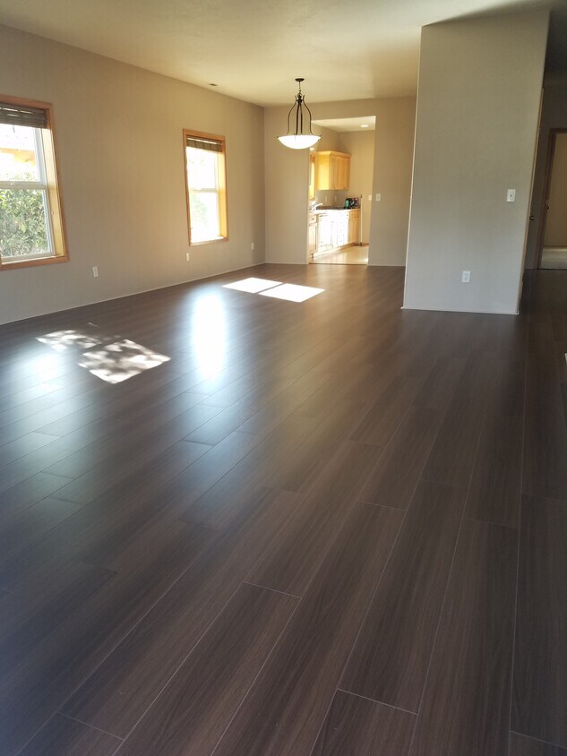 Building Photo - 824 Isherwood Dr