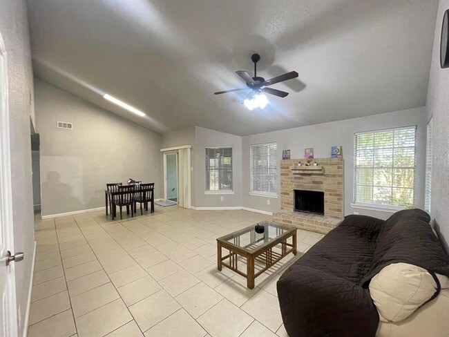 Foto del edificio - 14227 Clear Forest Dr