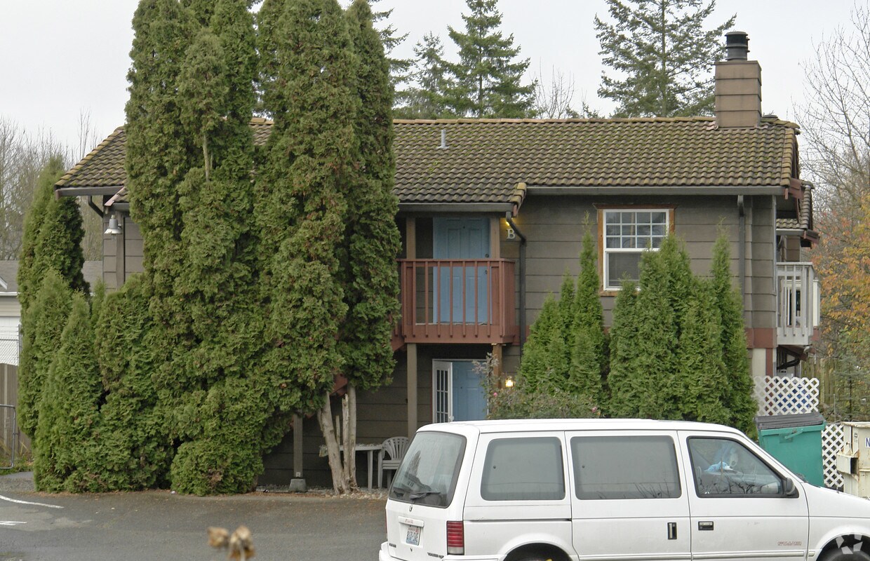 Building Photo - 718 10th St SE