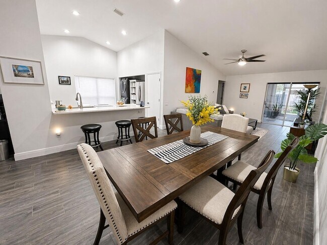 Foto del edificio - 1208 Tiger Wood Ct