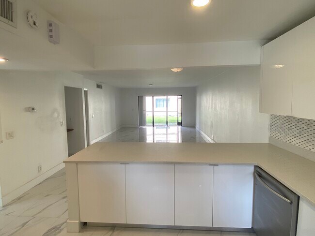 Building Photo - 158 Lakeview Dr