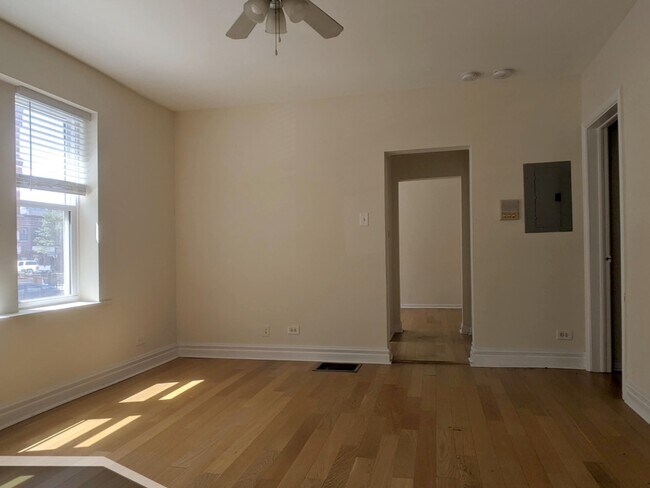 Foto del edificio - 2359 N Drake Ave