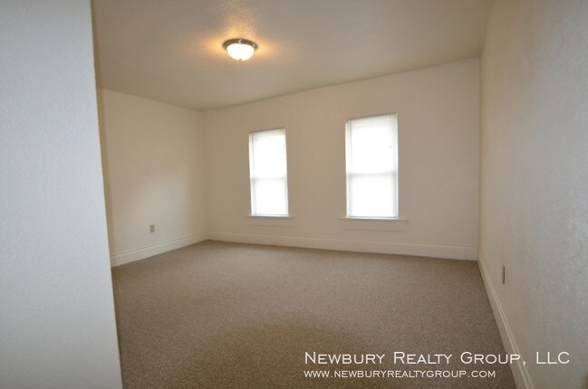 Building Photo - Updated Townhouse - Great Location!