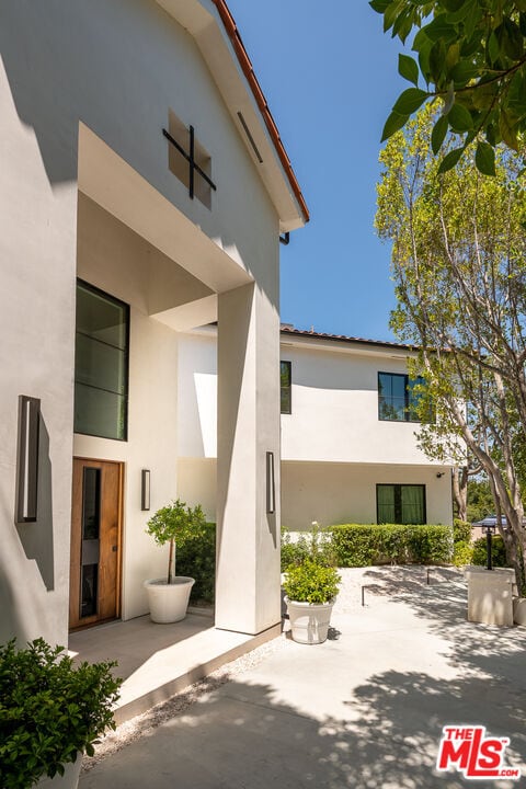 Building Photo - 5192 Parkway Calabasas