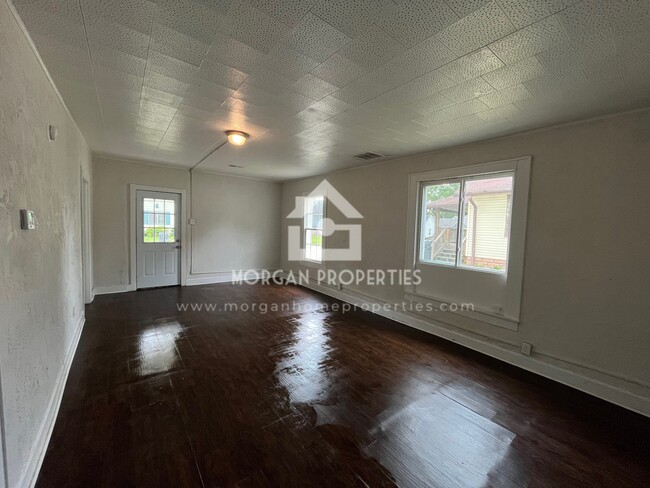Building Photo - 1418 W 5th St