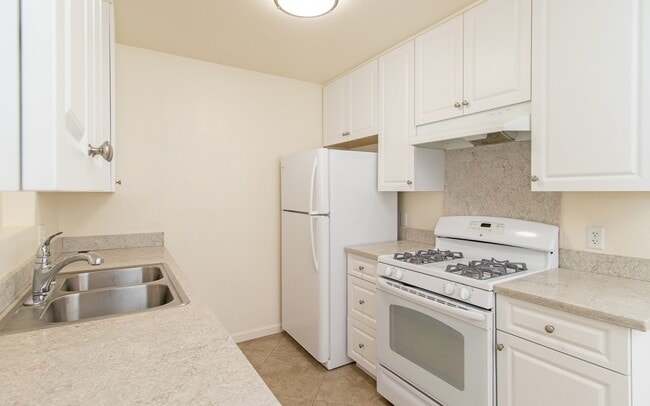 Building Photo - Parkstone Vista