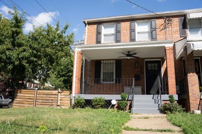 Building Photo - Newly Upgraded 4 BR/ 2.5 BA Semi-Detached ...