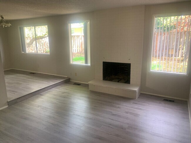 Foto del edificio - Single Level with Recent Upgrades