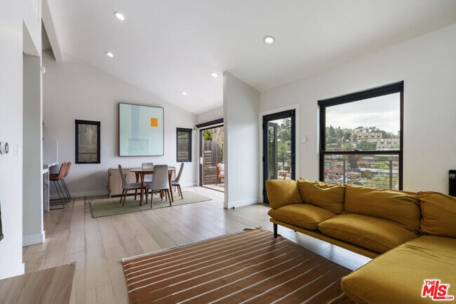 Foto del edificio - 3923 Fernwood Ave