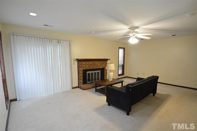 Foto del edificio - 204 Twin Oaks Pl