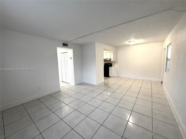 Building Photo - 1505 NE 136th St