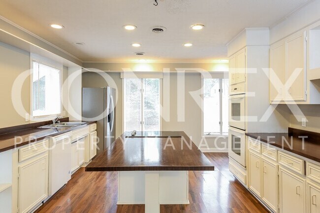 Building Photo - Amazing 4 Bedroom