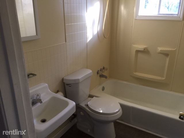 Building Photo - 220 Greenbriar Dr