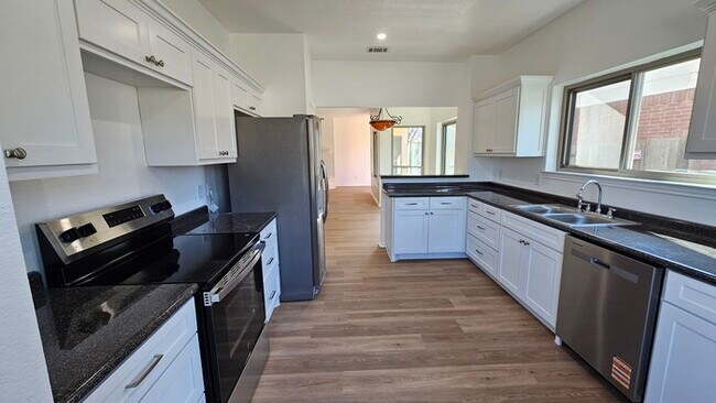 Building Photo - 3/2/2 Fresh Remodel