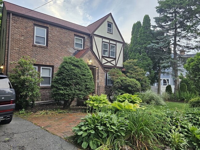 Building Photo - 419 Pond St