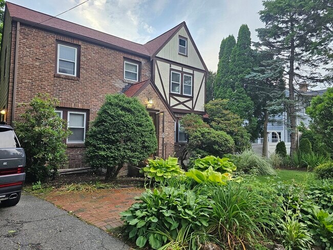 Foto del edificio - 419 Pond St