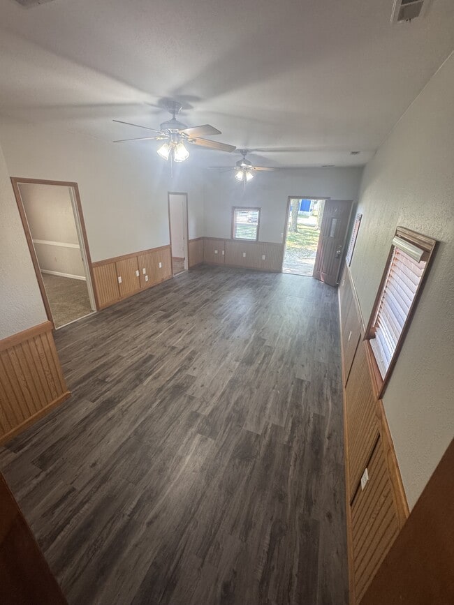 Building Photo - 1011 Park Dr