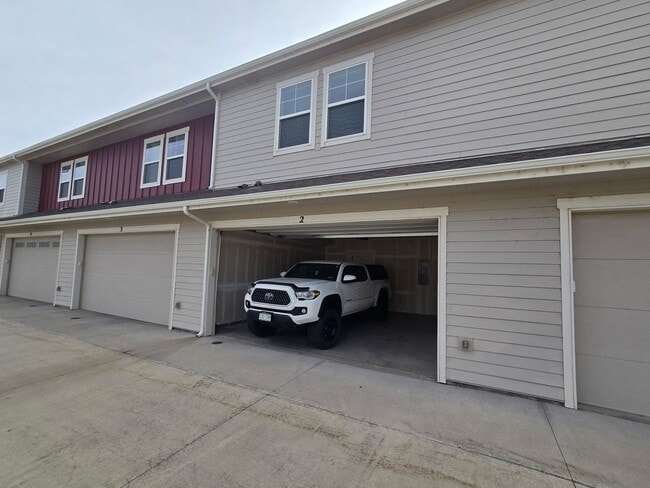 Foto del edificio - 3B/3B Townhome NOW AVAILABLE in Windsor! Great Location!