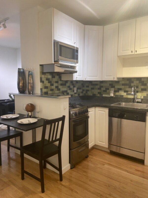 Building Photo - 2 Clinton St