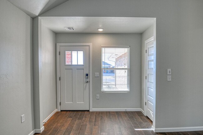 Foto del edificio - New Construction in Varenna Landing! Storm shelter and lawn care included!