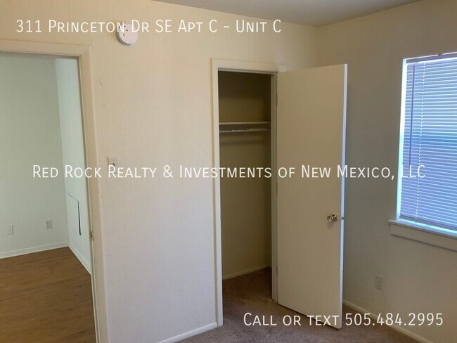 Building Photo - 3BD/1BA Detached House Near UNM!