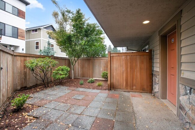 Foto del edificio - Immaculate Urban Townhome in Famed Alaska ...