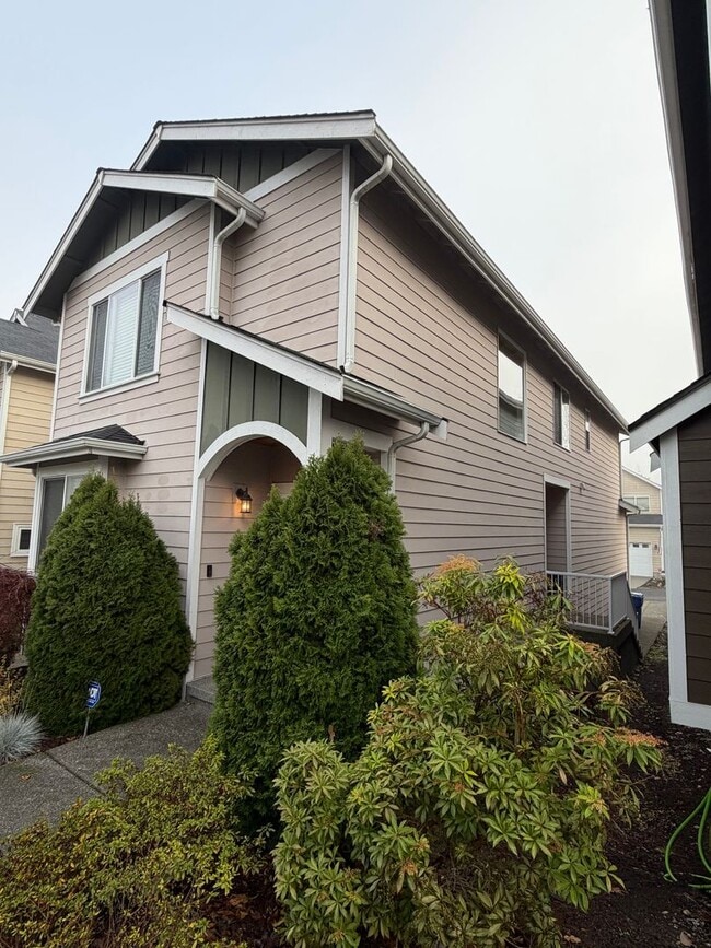 Foto del edificio - Beautiful 4 bedroom 2 story home ready for January 1 move in.