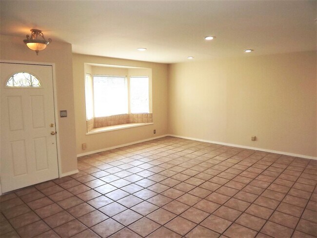 Foto del edificio - Spacious and Well Maintained 3 Bedroom 2 Bath single Family Home in The City of Orange