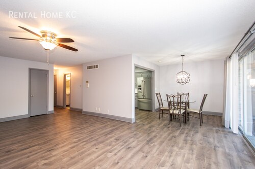 Foto del edificio - 8738 Metcalf Ln