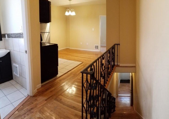 Building Photo - 2126 N Woodstock St