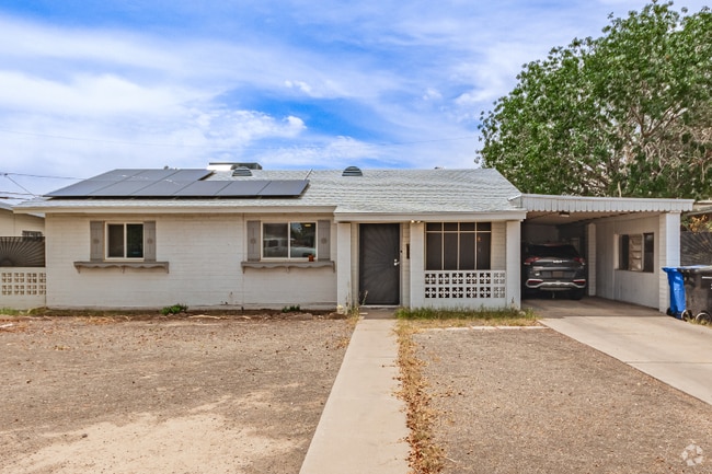 Building Photo - 2801 W Glenrosa Ave