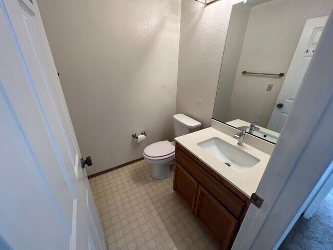 Foto del edificio - Spacious 2 bed 1.5 bath Condo in San Leand...