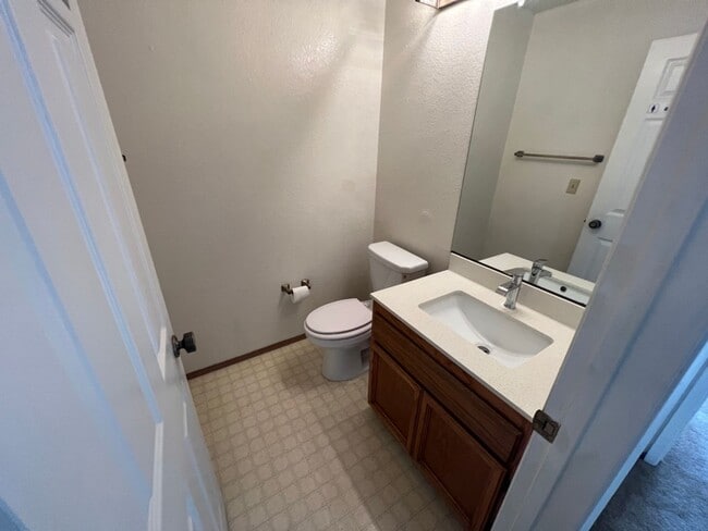 Building Photo - Spacious 2 bed 1.5 bath Condo in San Leandro Minutes from Bart and shopping. Must see!
