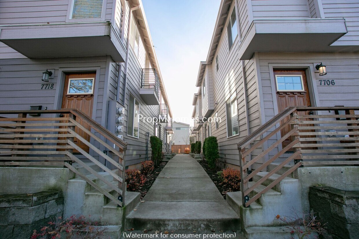 Primary Photo - Fantastic Two Bedroom Unit in SE Portland!