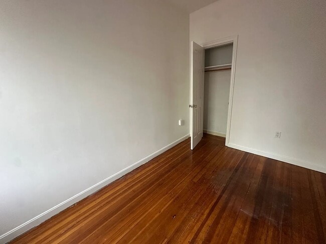 Building Photo - No brokers Fee, No Security Deposit, Heat,...