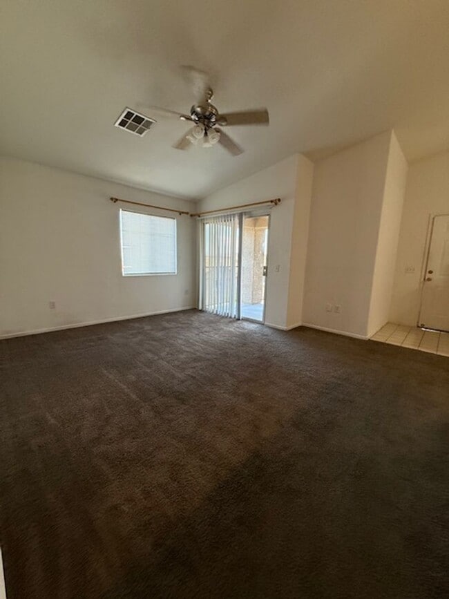 Building Photo - 2 Bedroom Upstairs Condo