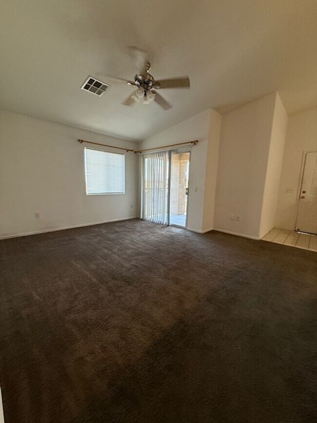 Foto del edificio - 2 Bedroom Upstairs Condo
