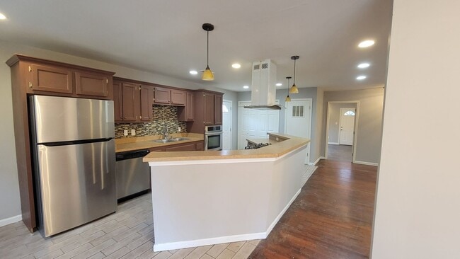 Building Photo - Get $500 off your March 2024 rent if you l...