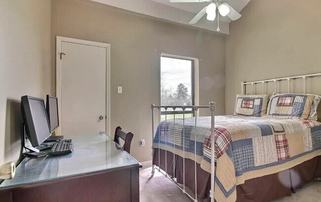 Foto del edificio - 8024 Picardy Ave