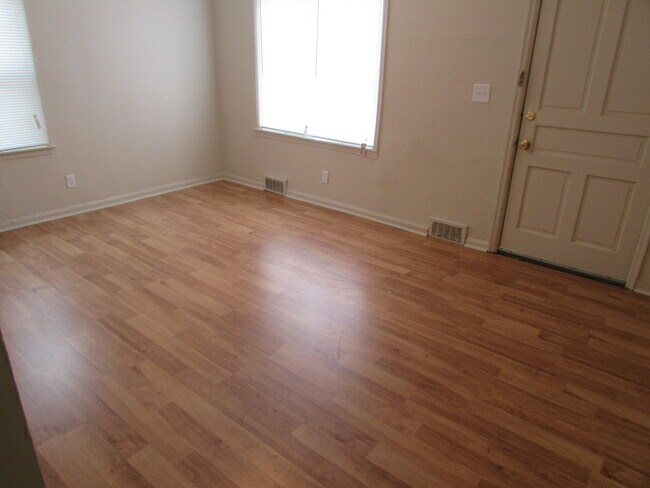 Foto del edificio - 2276 Hiawatha Park Dr