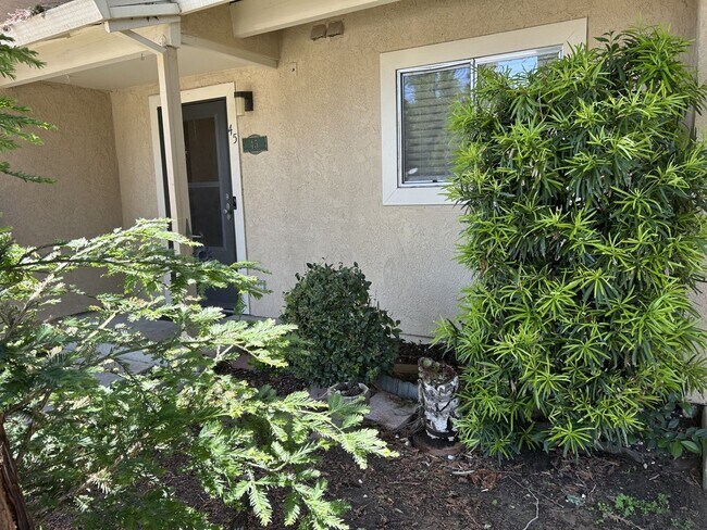 Building Photo - 2 Bedroom, 1.5 Bath 1,080 Square Foot Condo
