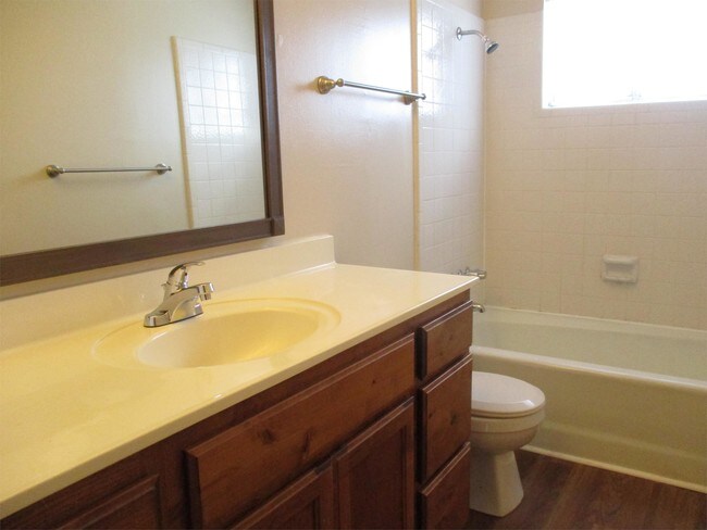 Building Photo - 913 Artistic Cir