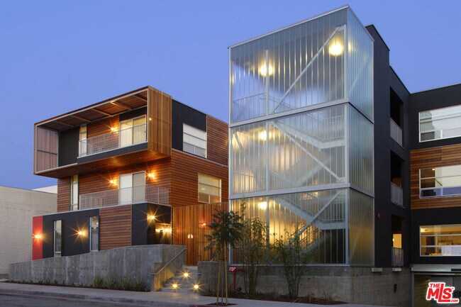 Building - 1050 N Gardner St