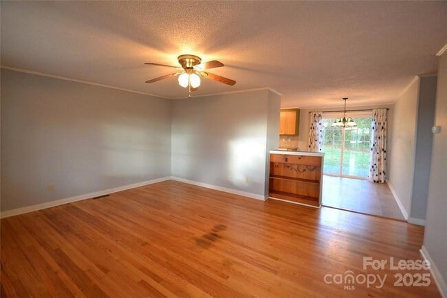 Foto del edificio - 2037 N Deal Ave